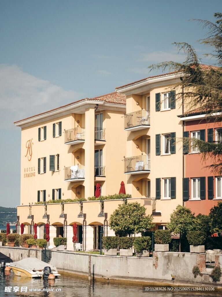 河畔多彩欧式建筑景观