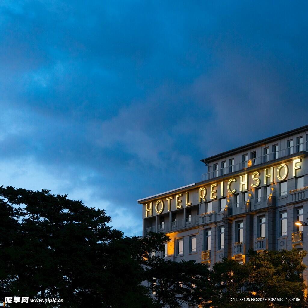 夜幕下的华丽建筑