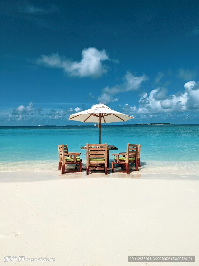 海滩休闲椅与遮阳伞美景