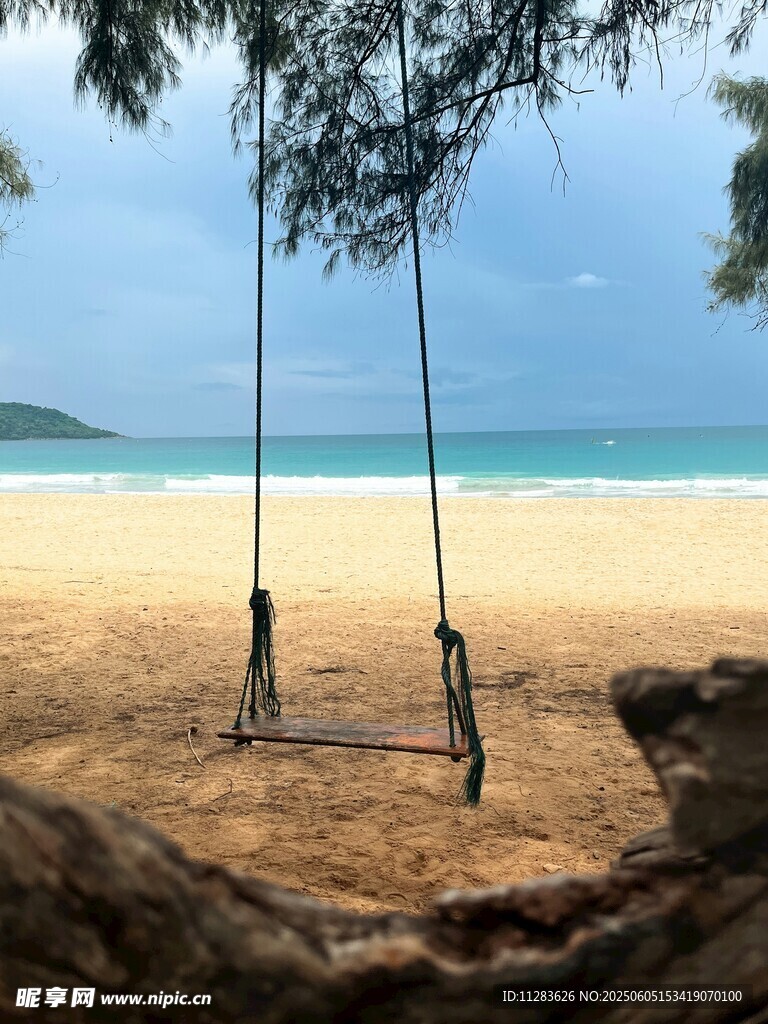 海边沙滩上的惬意秋千