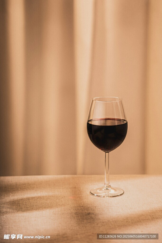 高脚杯中的红葡萄酒
