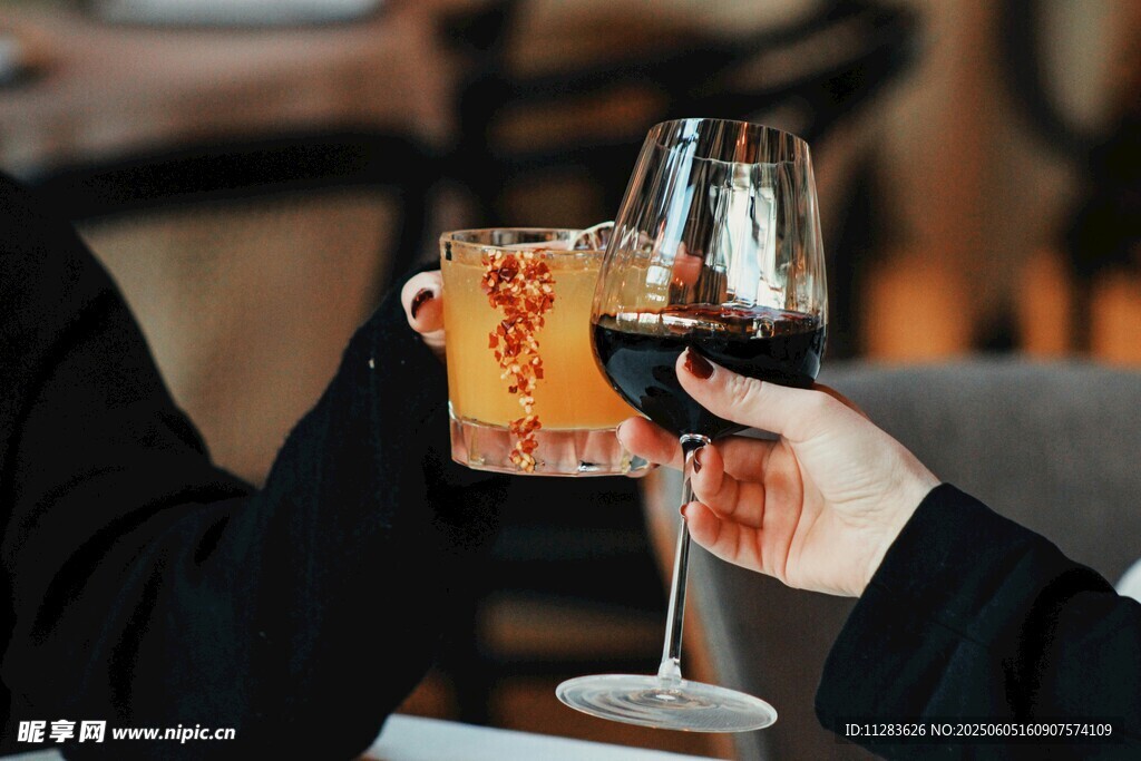 举杯共饮美酒时刻