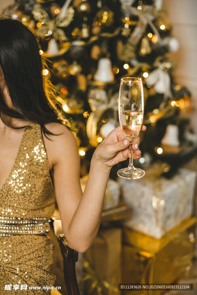 金色礼服女子举杯庆圣诞