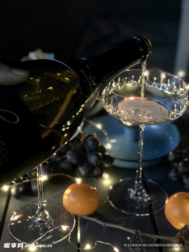 浪漫烛光下的美酒与水果