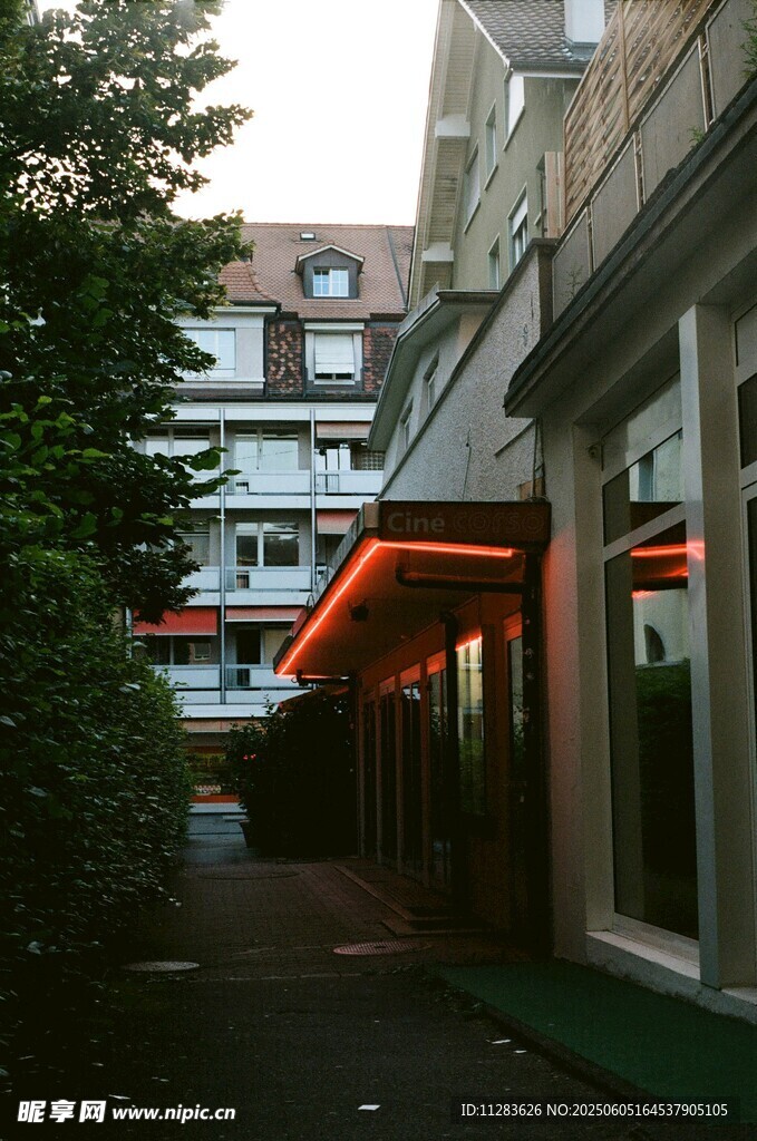 街道旁的建筑夜景
