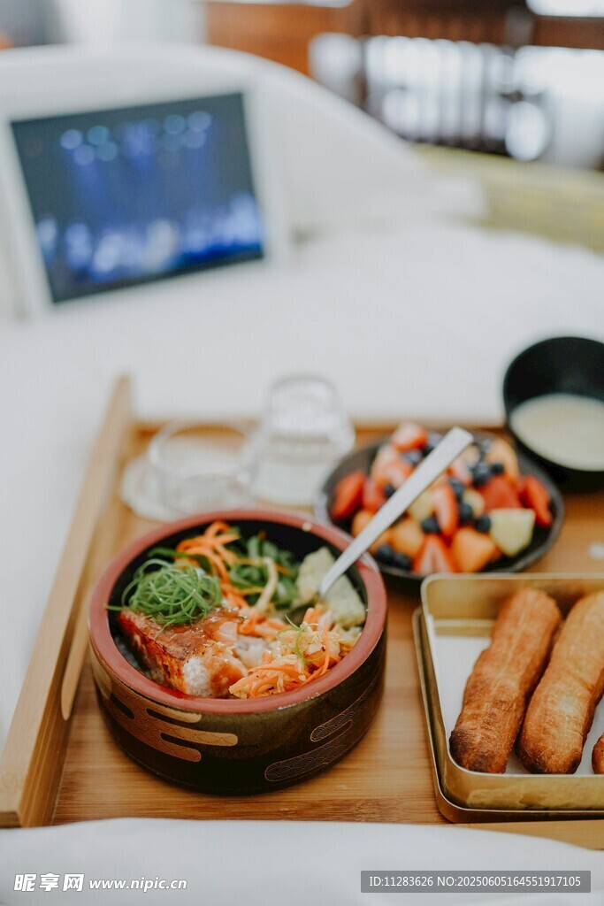 美味餐食托盘上的诱人组合