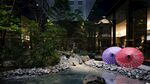 庭院中多彩雨伞点缀景致