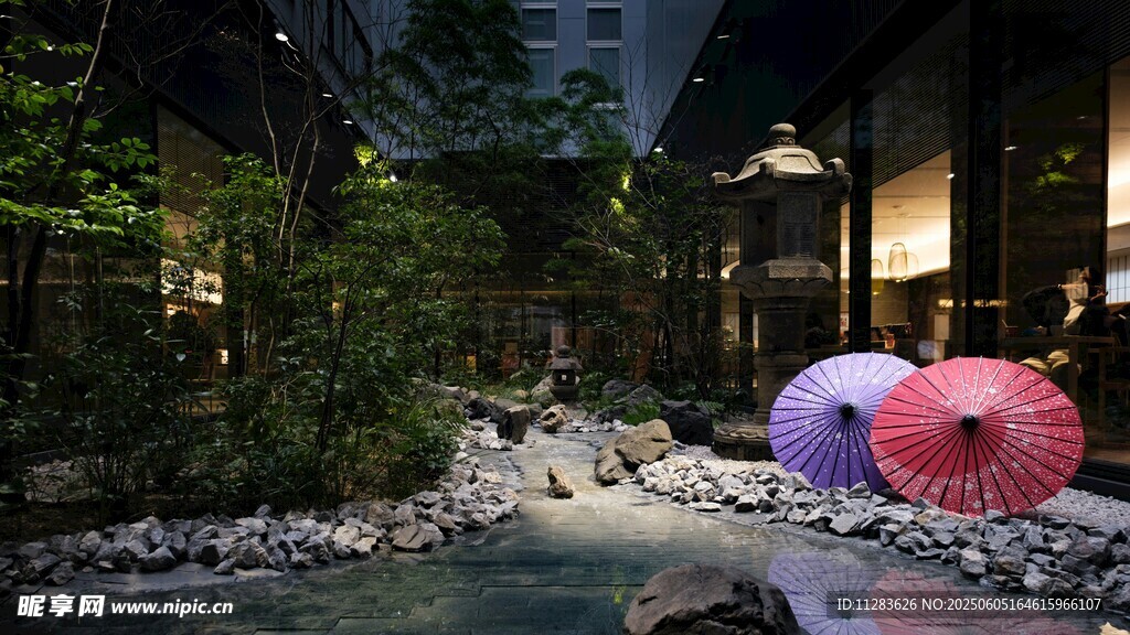 庭院中多彩雨伞点缀景致