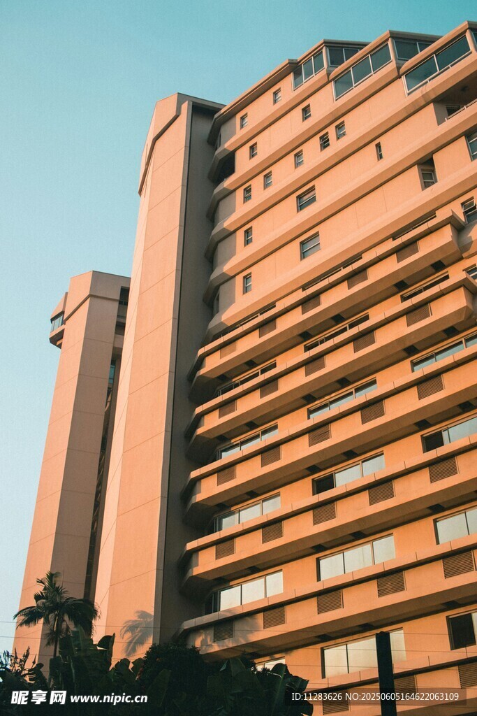 夕阳下的高层居民楼