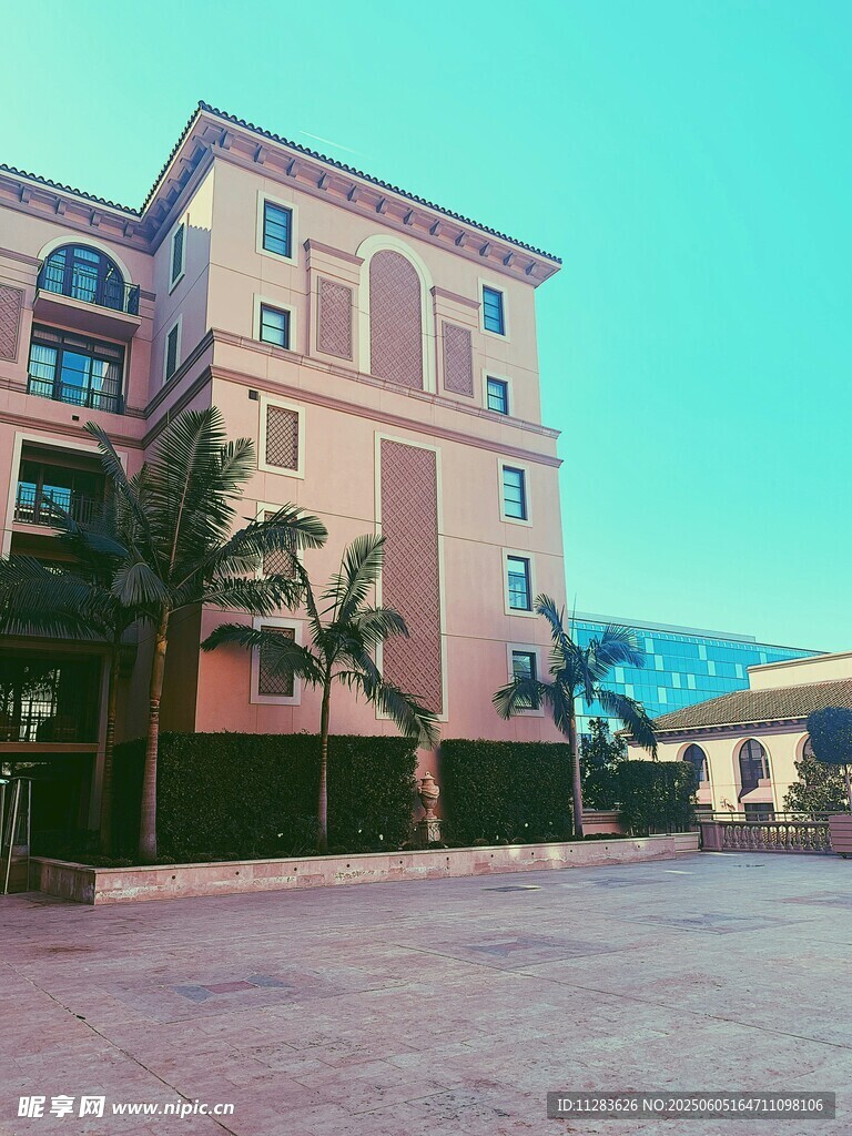 粉色多层建筑与绿植景观