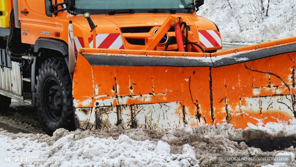 道路清雪车正在作业