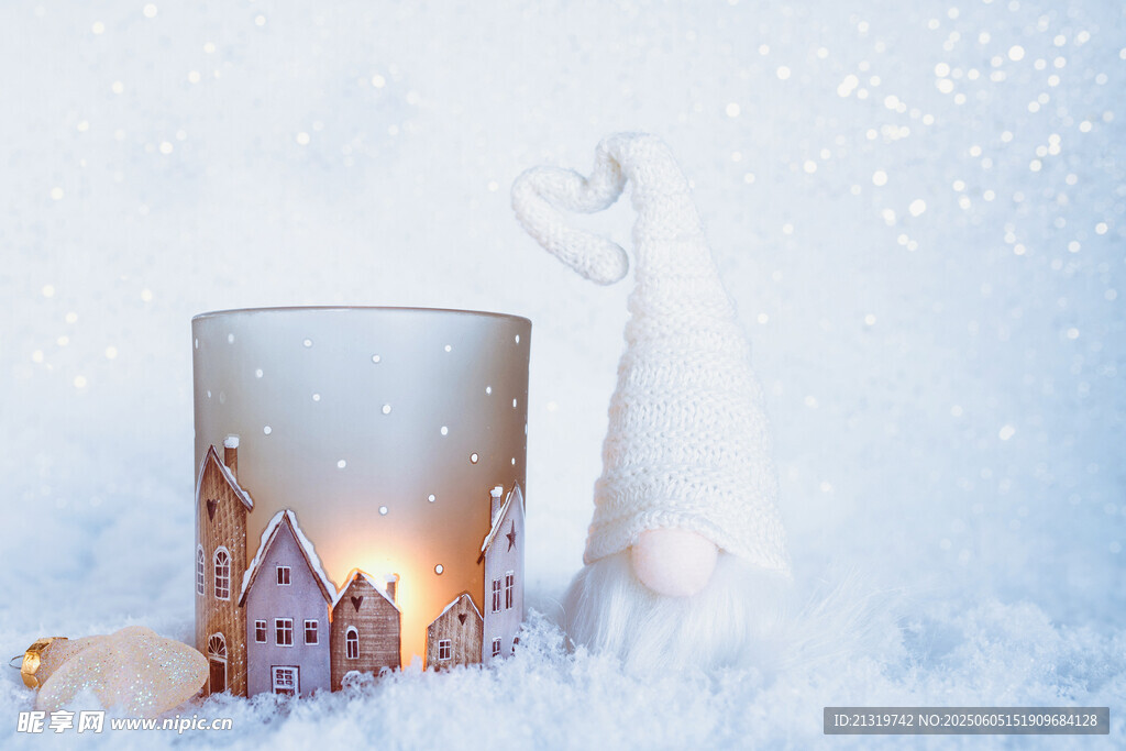 雪地中带图案的温馨蜡烛