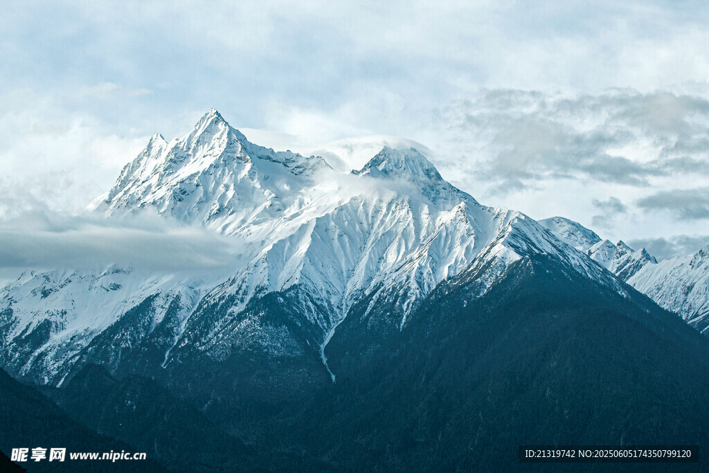 巍峨雪山壮丽景观