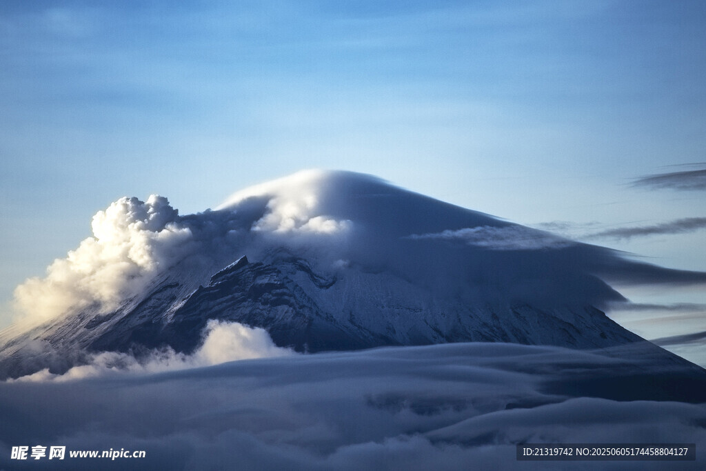 巍峨雪山壮丽景观