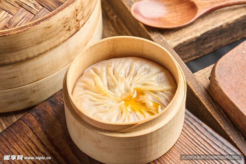 美味小笼包置于竹制蒸笼中