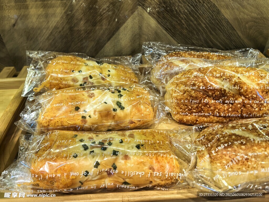 美味烤制面包整齐摆放