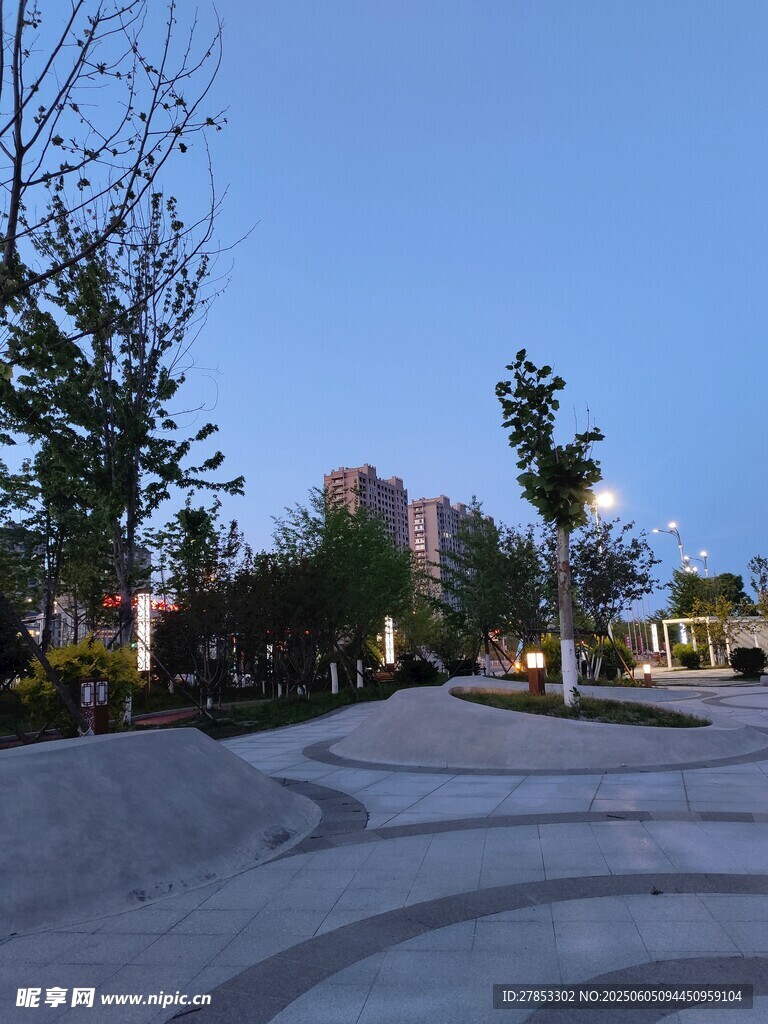 城市公园傍晚休闲场景