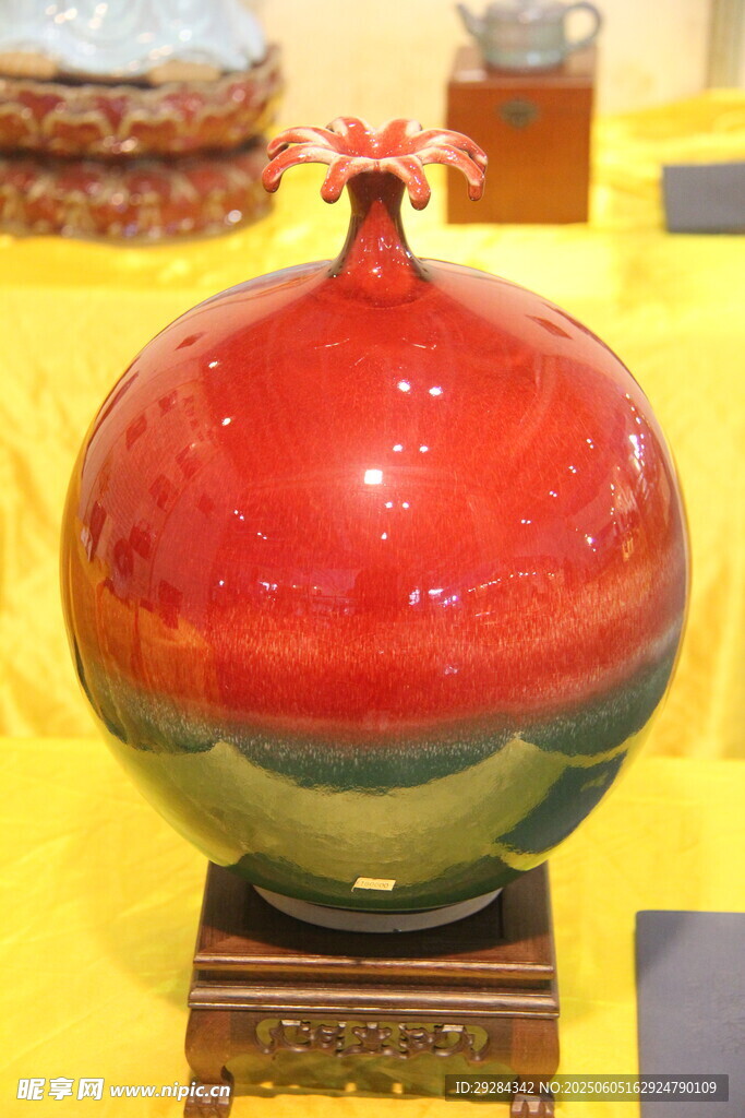 红釉瓷器摆件展示