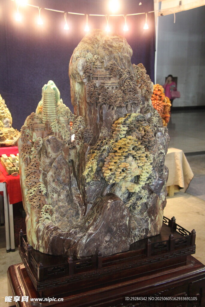 精美奇石摆件展示