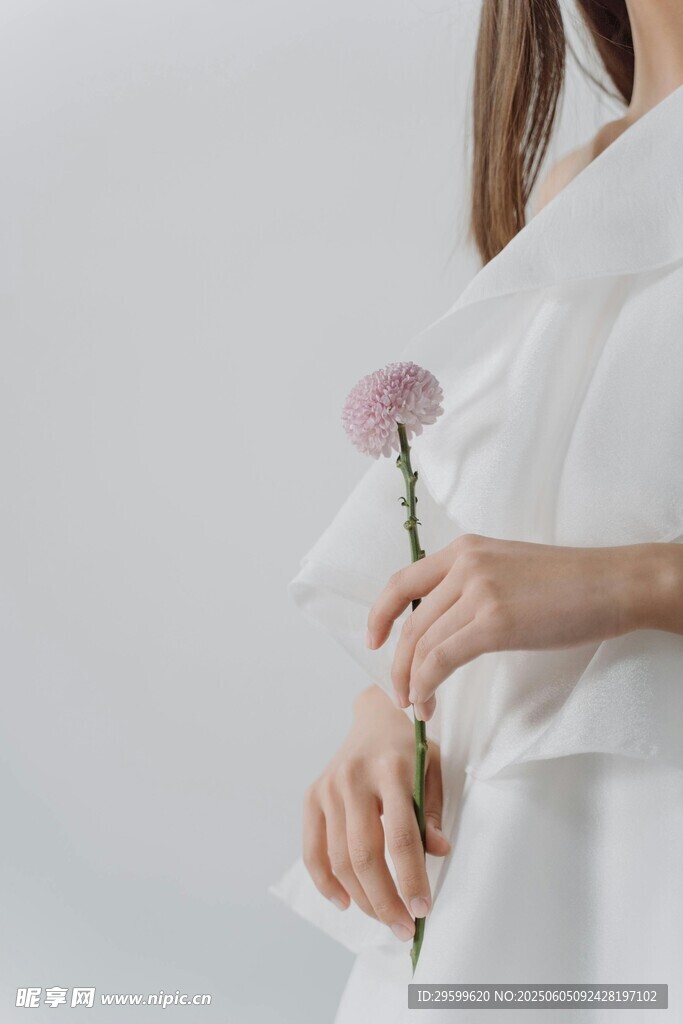 白衣女子手持粉色小花