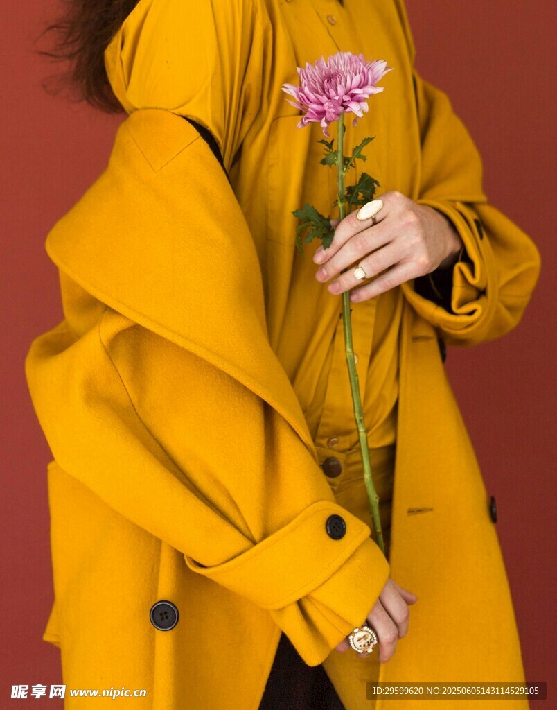 黄色风衣女子手持鲜花