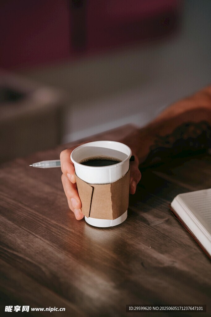 木质桌上的简约咖啡杯