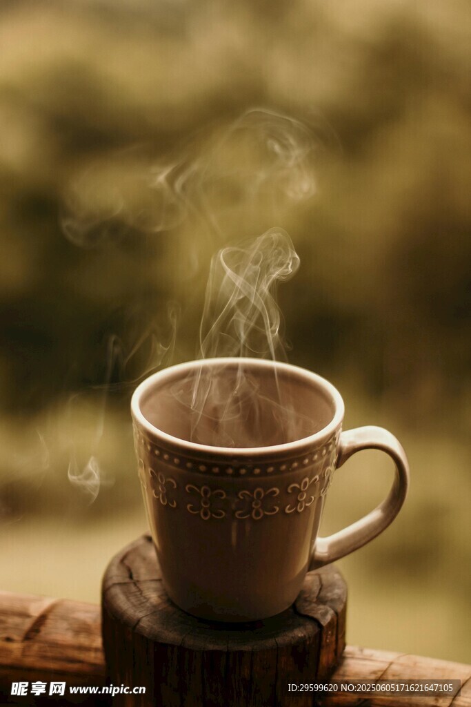 热气腾腾的木桌上咖啡杯