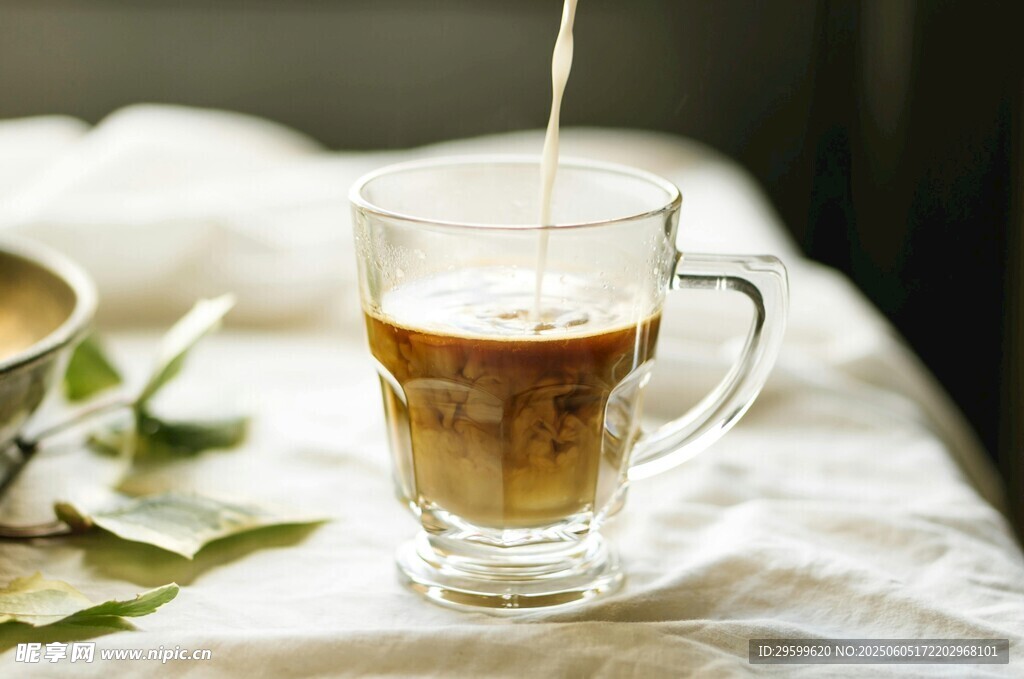 咖啡正倒入透明玻璃杯中