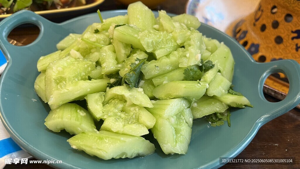 蓝色盘中的清爽凉拌黄瓜