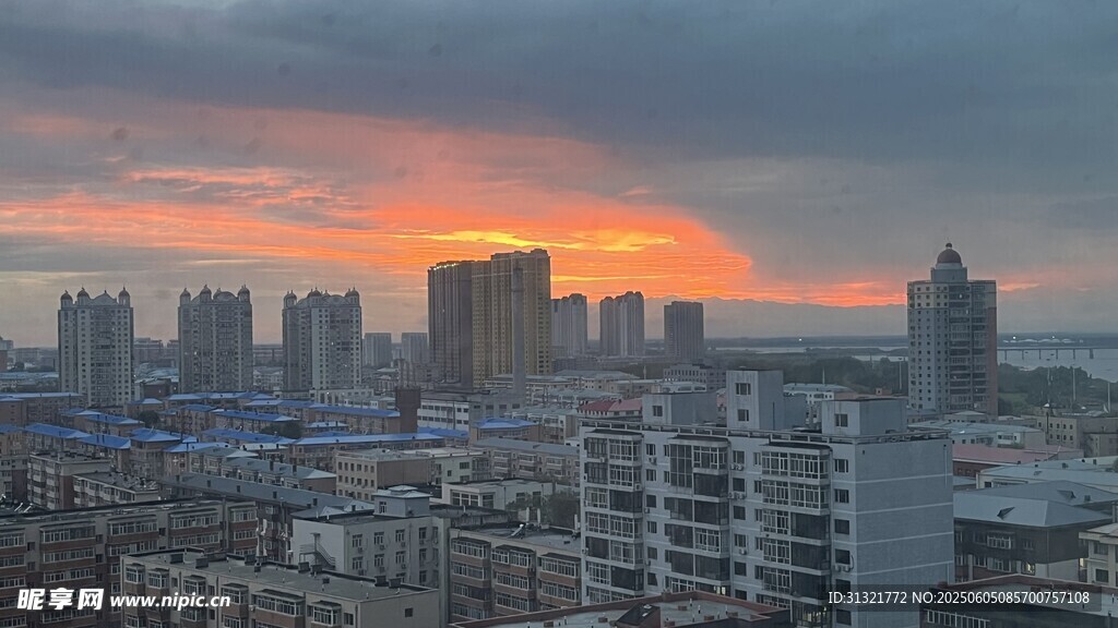 城市日落天际线美景