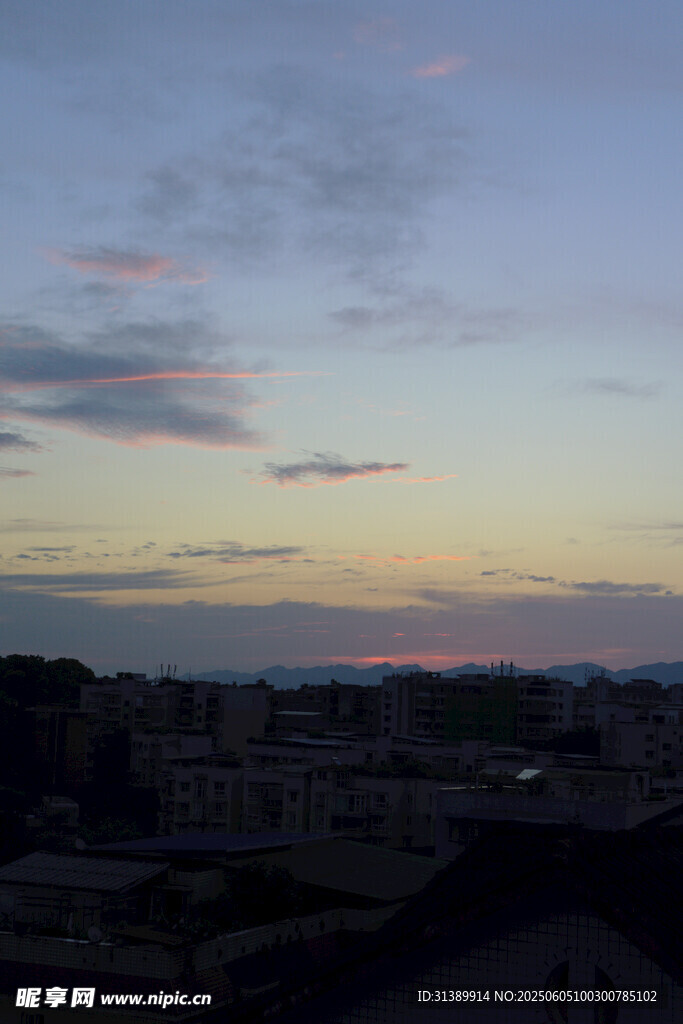 黄昏时分城市天际线美景