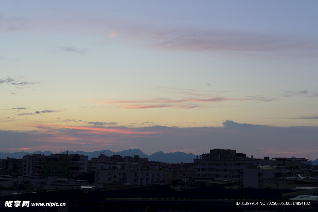 城市黄昏天际线美丽景色