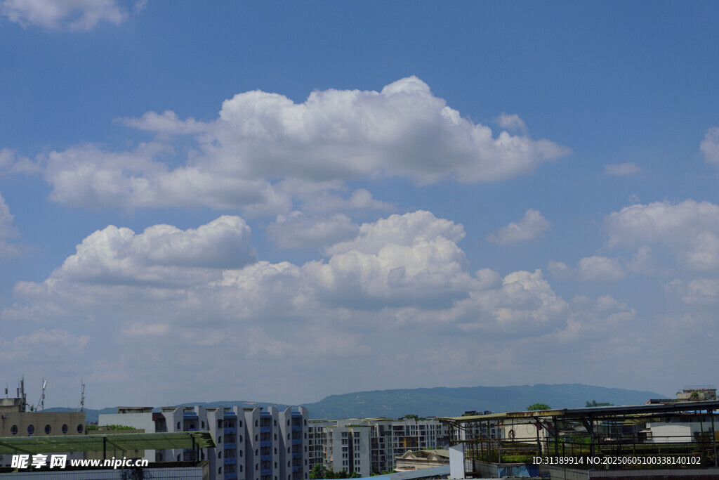 城市上空的蓝天白云景观