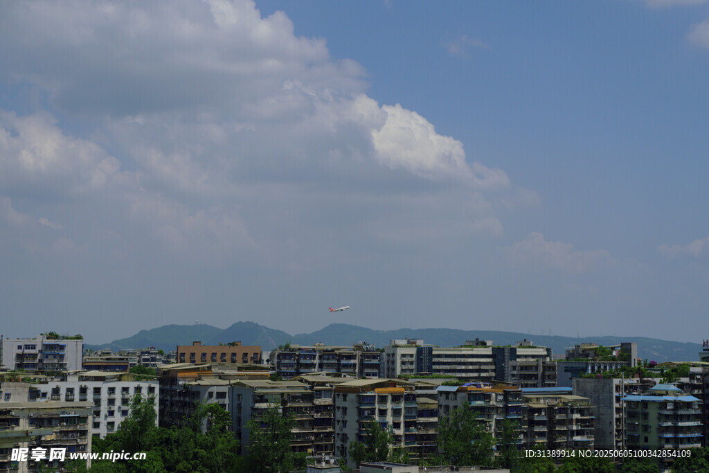 城市天际线与远处山峦