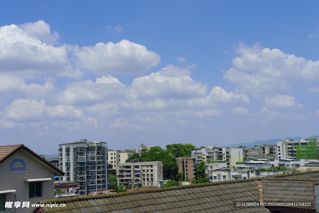 城市远景与蓝天白云景观