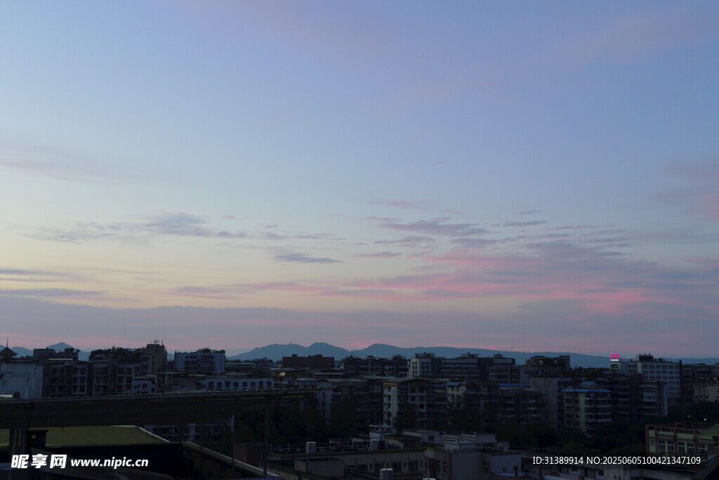 城市黄昏天际线美丽景色