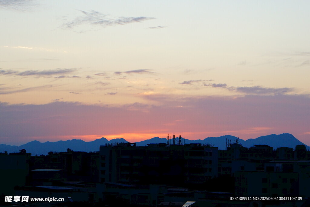 日落时分的城市与远山景色
