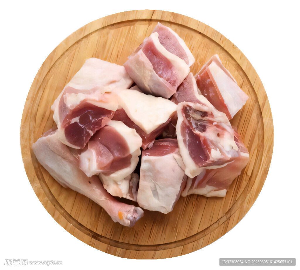 木盘上的新鲜猪肉块