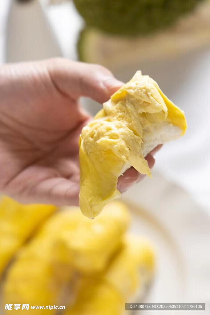手捧美味榴莲果肉