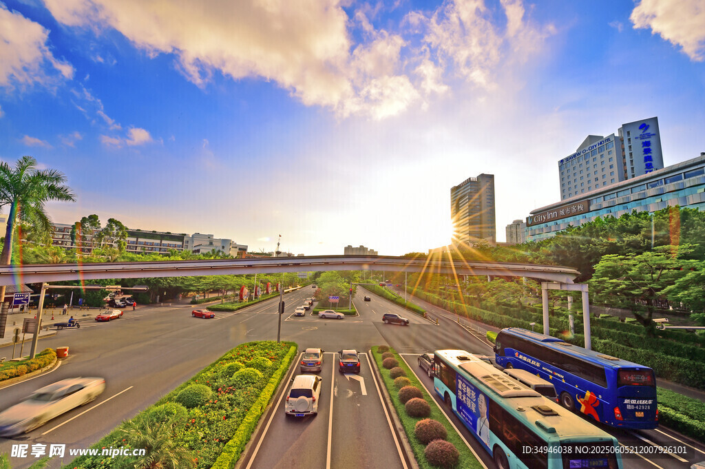 城市道路的繁忙交通景象