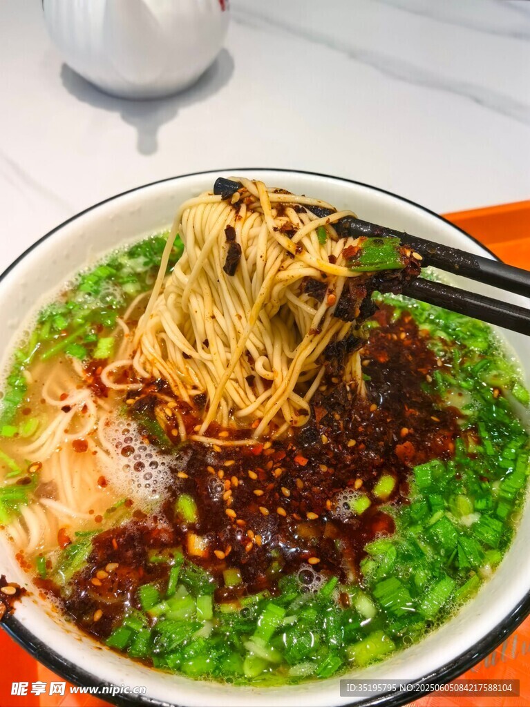 香辣葱花拌面诱人美食