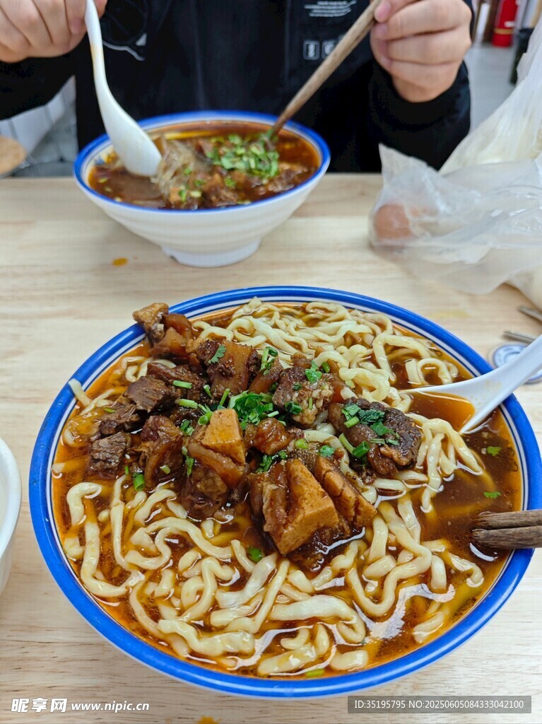 美味牛肉拌面诱人呈现
