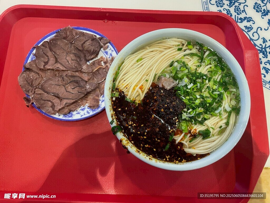 红油牛肉面配卤牛肉