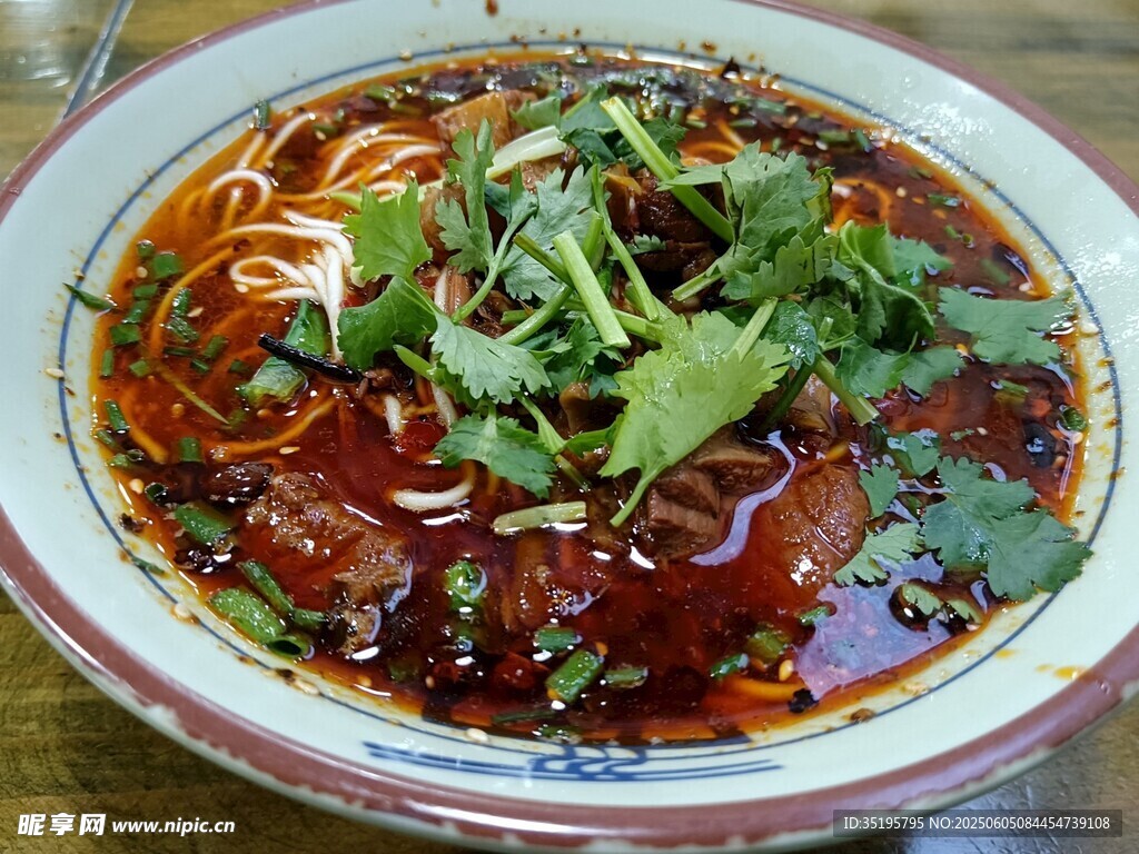 香辣诱人的红油香菜面条