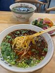 美味诱人的特色重庆小面