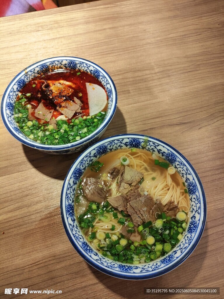 两碗美味面食摆于桌前