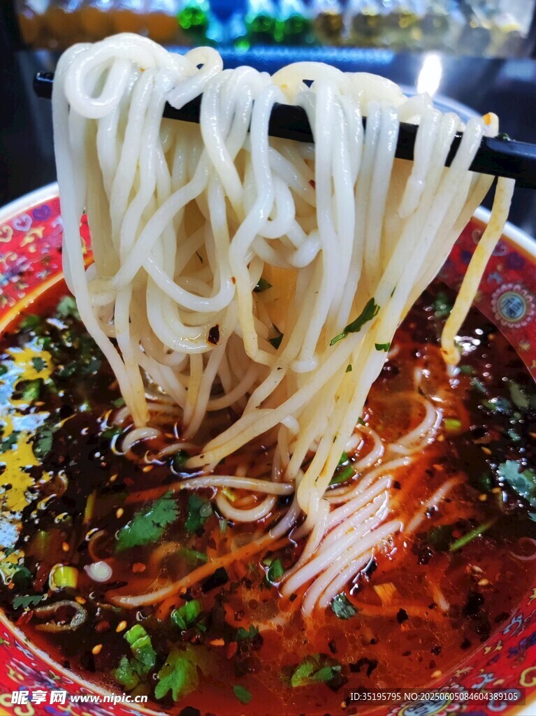红油飘香的美味手工面条