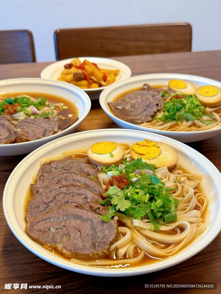 美味多样的牛肉拉面组合