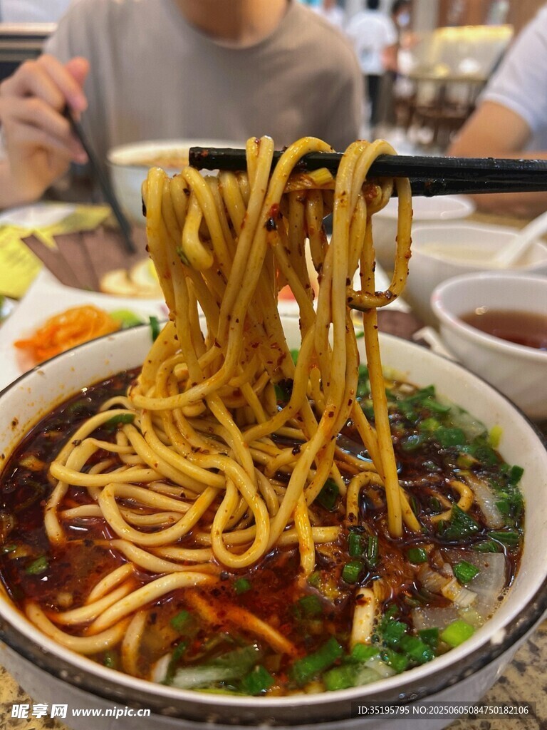 美味拉面诱人瞬间