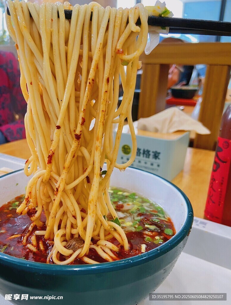 美味拉面诱人上桌